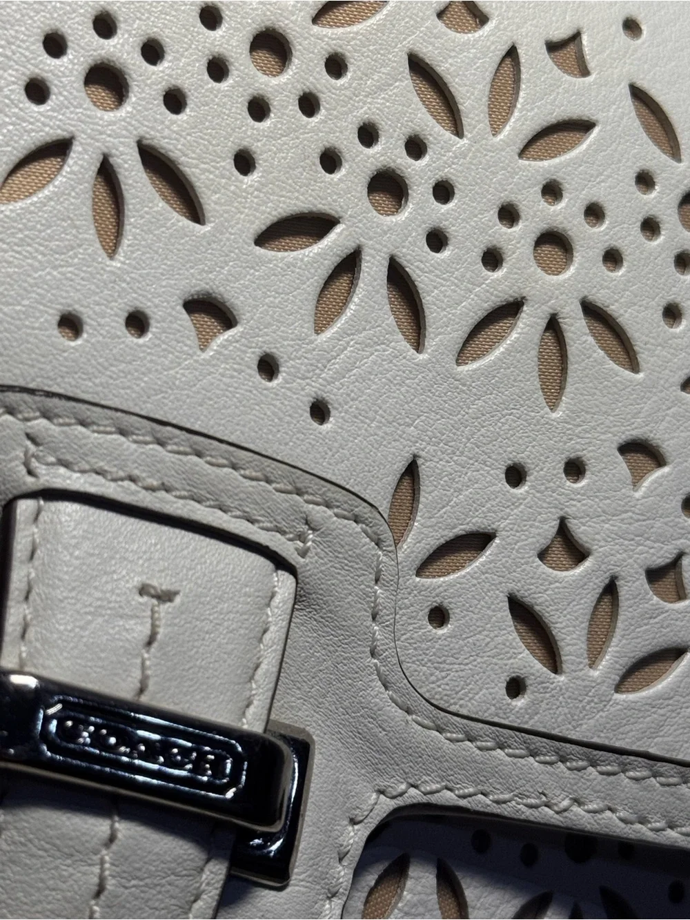 Coach White Floral Laser Cut Leather Magnetic Wristlet Clutch Purse Auth EUC